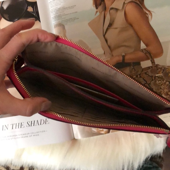 NWT Michael Kors Wristlet Ultra Pink - Picture 4 of 8